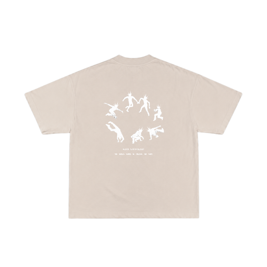 Camiseta Oversice "MOVE DIFFERENT" Marrón Arena.