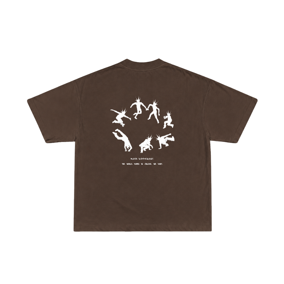 Camiseta Oversice "MOVE DIFFERENT" Marrón Arena.